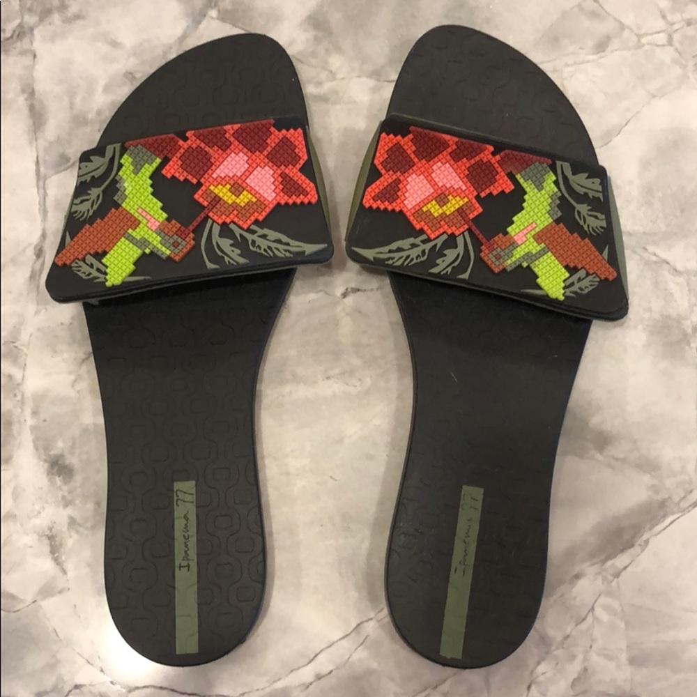 Ipanema hummingbird sandals!! So pretty!!